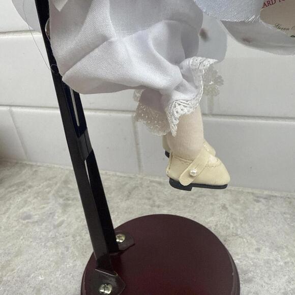 Vintage Greentree music box 8” doll of the month Aquarius with tags, stand. - Picture 13 of 15